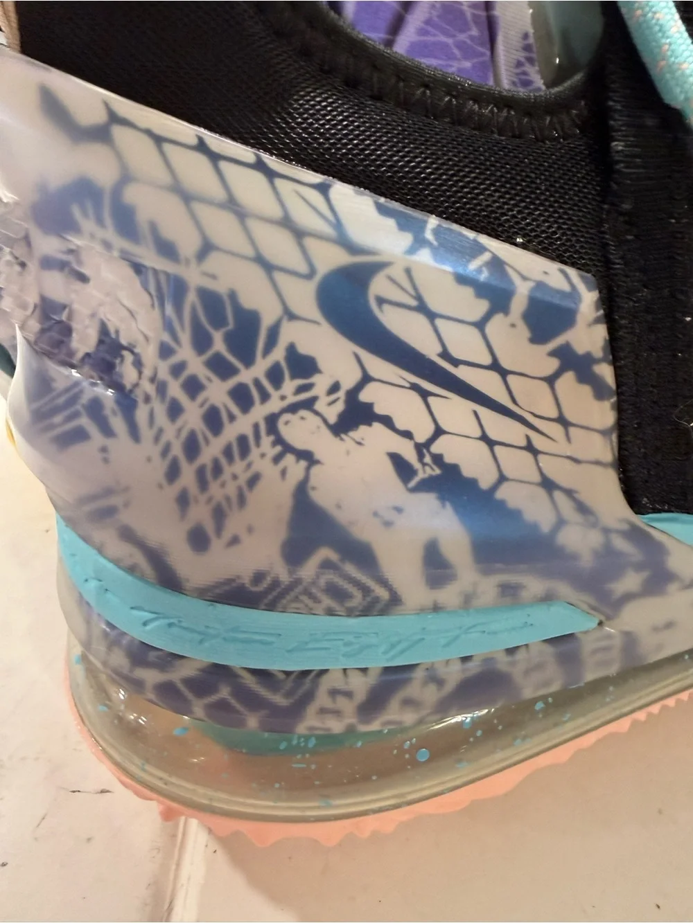Nike LeBron 18 Reflections Sneakers Sz 16 Mismatched Design NEW